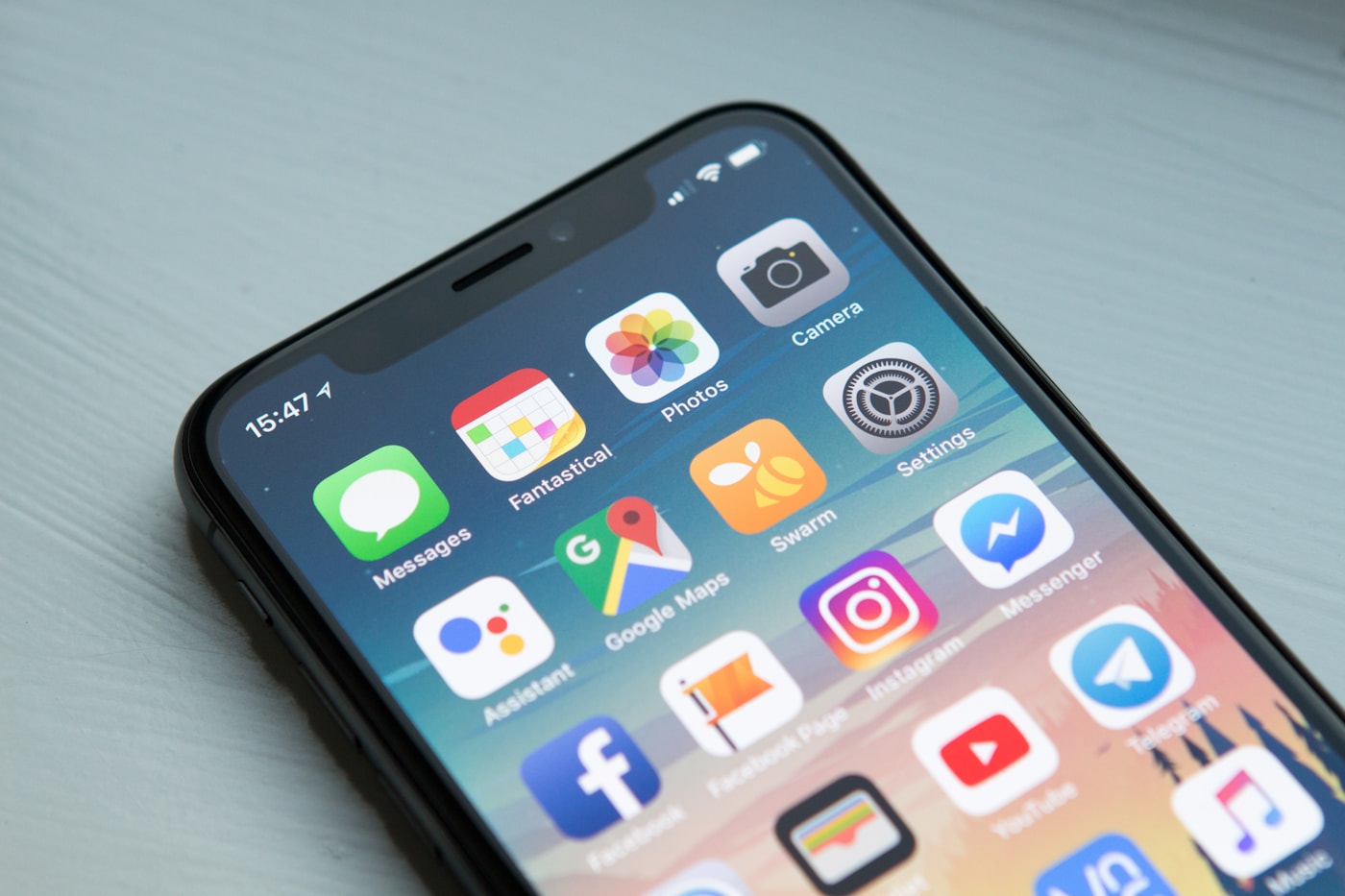 スマートフォンを見る手元