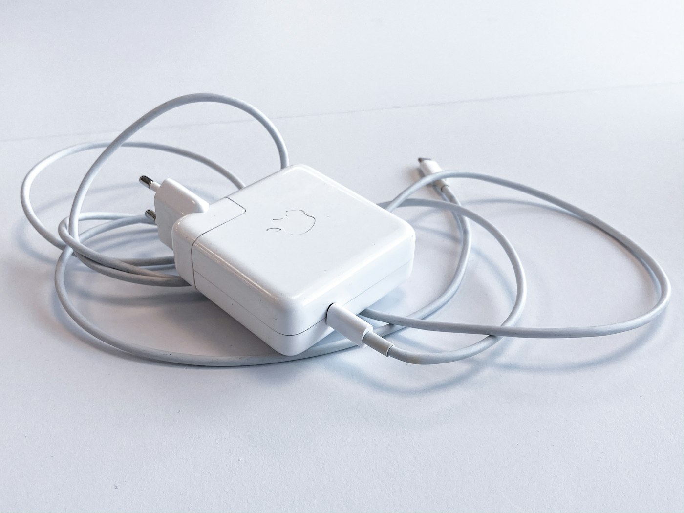 USBケーブルで充電するスマートフォン