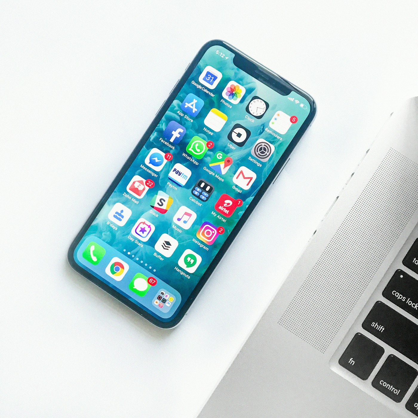 スマートフォンを中心にしたデスク環境