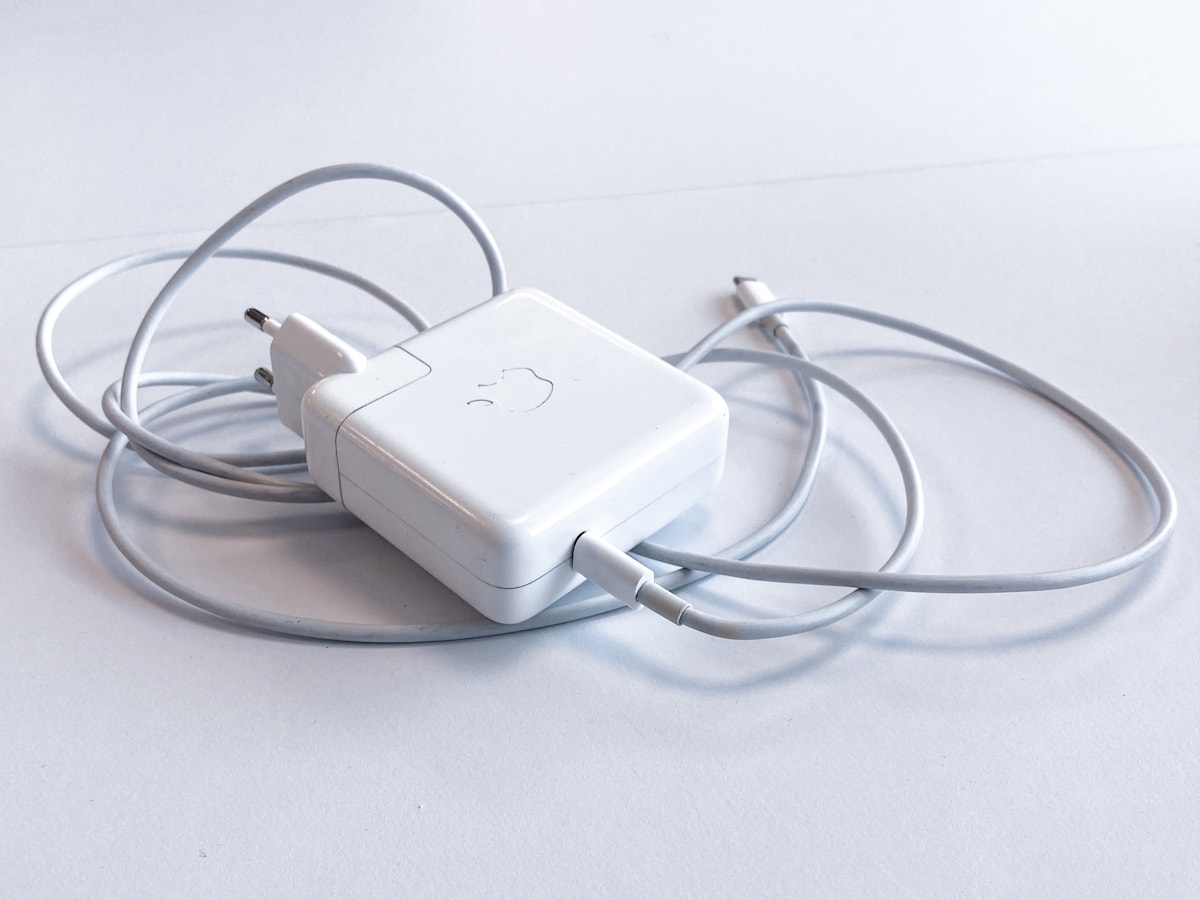 壁コンセントまわりの充電器